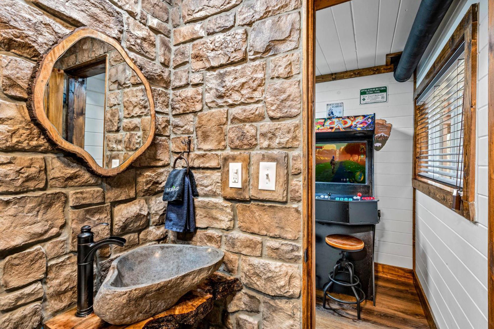 1Mile Downtown, Handicap Ramp, Hot Tub, Game Room 개틀린버그 외부 사진